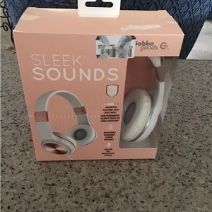 Sleek sound headphones